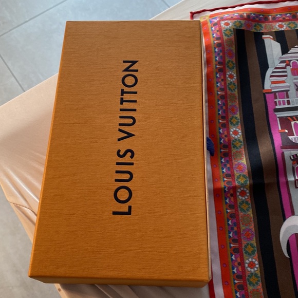 Gorgeous unique no longer available lv scarf - Picture 6 of 6